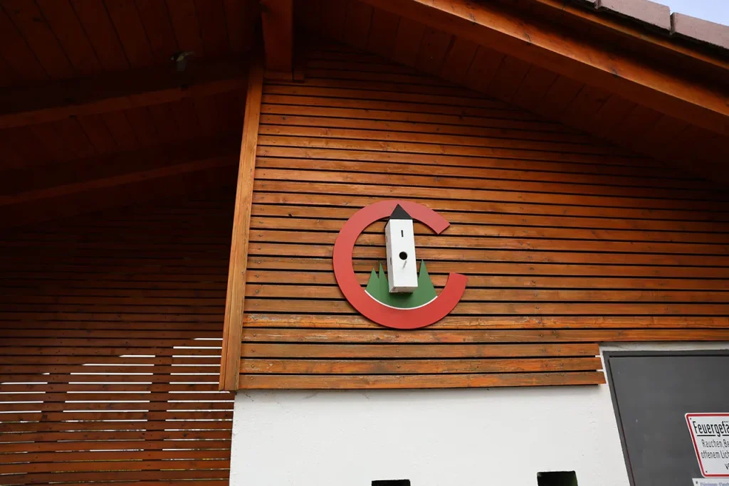 Freizeitpark Camping-Schüttehof | Logo Schüttehof in 3D an Hauswand